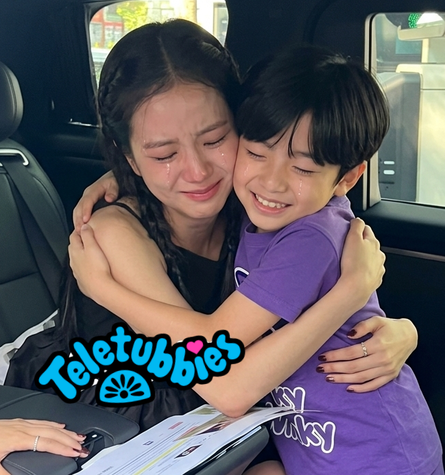 TeletubbyStudio's tweet photo. Here's the tubby Emotional (Teletubbies) Of Tinky Winky (Timmy Kim) And His Mummy Jisoo (Kim Jisoo), they hug each other in happy tears after BLACKPINK 10th anniversary meet and everything 🥹💜💚💛❤️! here Look! #Teletubbies #TeletubbiesWorld #BLACKPINK https://t.co/0RfZpVXrYQ https://t.co/5ihpi9fdee