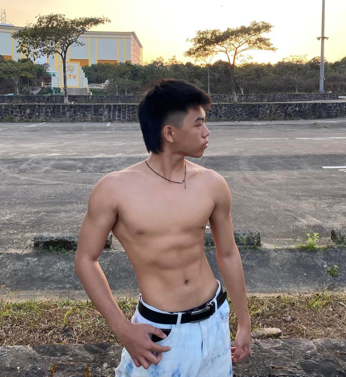 LeangSokk13711's tweet photo. ក្មេងៗ តែសាច់ដុំឡូយមែន💪💪 https://t.co/8FhlYLPlUh
