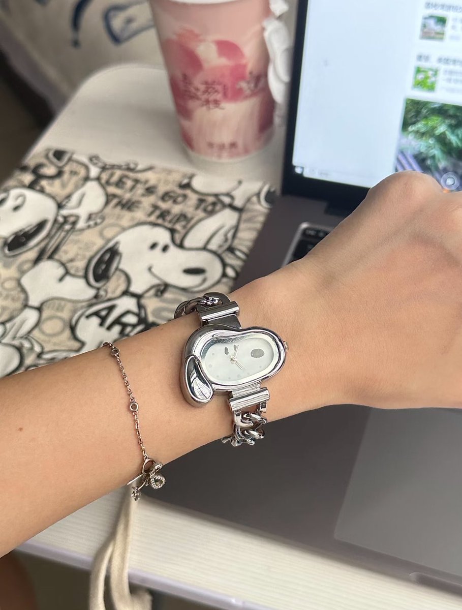 mirabelkry's tweet photo. SEKARANG LAGI PADA NGELUARIN BLIND BOX JAM TANGAN YA?! INI ADA VERSI SNOOPY... LUCU BANGET 😭🤏 https://t.co/wnk3w73eP8