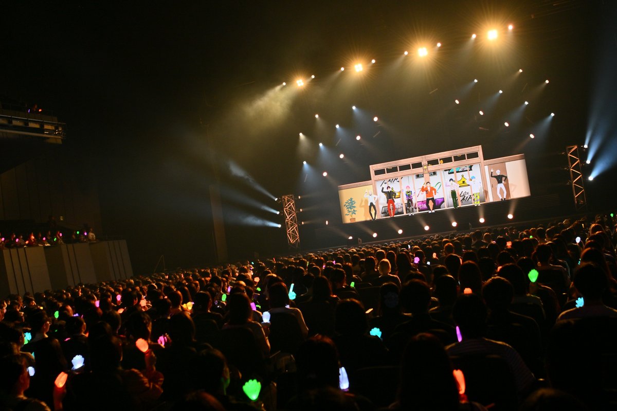 charisma__house's tweet photo. ◥◣✈️◥◣☁️◢◤✈️◢◤
#カリスマハウスツアー
　✨DAY1終了！✨
◢◤✈️◢◤☁️◥◣✈️◥◣

3Dのカリスマさんたち初めて見たり
#カリスマニア 発表されたり情報量多すぎな1日だったけど皆着いて来れてる❓

明日もまだまだ行くよ～！
緊急参戦も可能です🙋‍♀️

配信アーカイブでも何回も見直しちゃって👀

🎪会場チケット：https://t.co/0WrmlKGY4v
💻配信チケット：https://t.co/ELvfIWrLk7