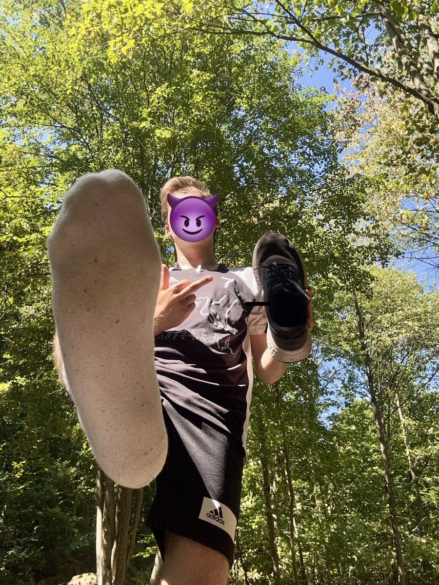 Masterlolo07's tweet photo. 🇬🇧 Just short pause on my run who wants to sniff? 

🇩🇪 kurzer stop beim joggen um euch an euren Platz zu verweisen. Wer will riechen. 

#socks #feet #teen #foot https://t.co/oT3xvlQFfv