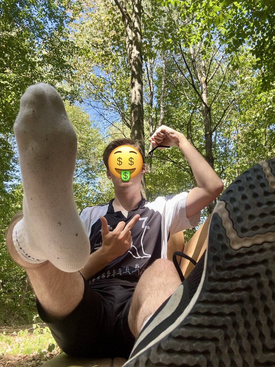 Masterlolo07's tweet photo. 🇬🇧 Just short pause on my run who wants to sniff? 

🇩🇪 kurzer stop beim joggen um euch an euren Platz zu verweisen. Wer will riechen. 

#socks #feet #teen #foot https://t.co/oT3xvlQFfv