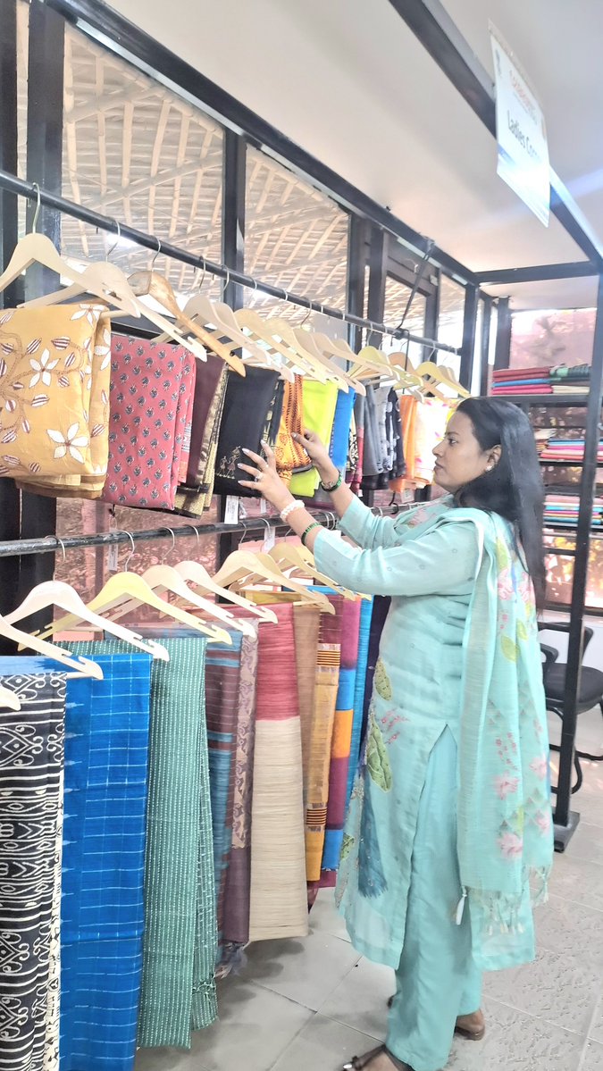 imreena24's tweet photo. 🧵 राष्ट्रीय हथकरघा दिवस 🧵
हाथों के हुनर और हमारी समृद्ध संस्कृति का प्रतीक—हथकरघा (Handloom)।
आइए, हमारे पारंपरिक बुनकरों की मेहनत का सम्मान करें और Vocal for Local अपनाते हुए गर्व से हथकरघा उत्पाद पहनें। 🇮
#NationalHandloomDay #VocalForLocal #IndianHandloom #SupportWeavers https://t.co/hypPfomHdI