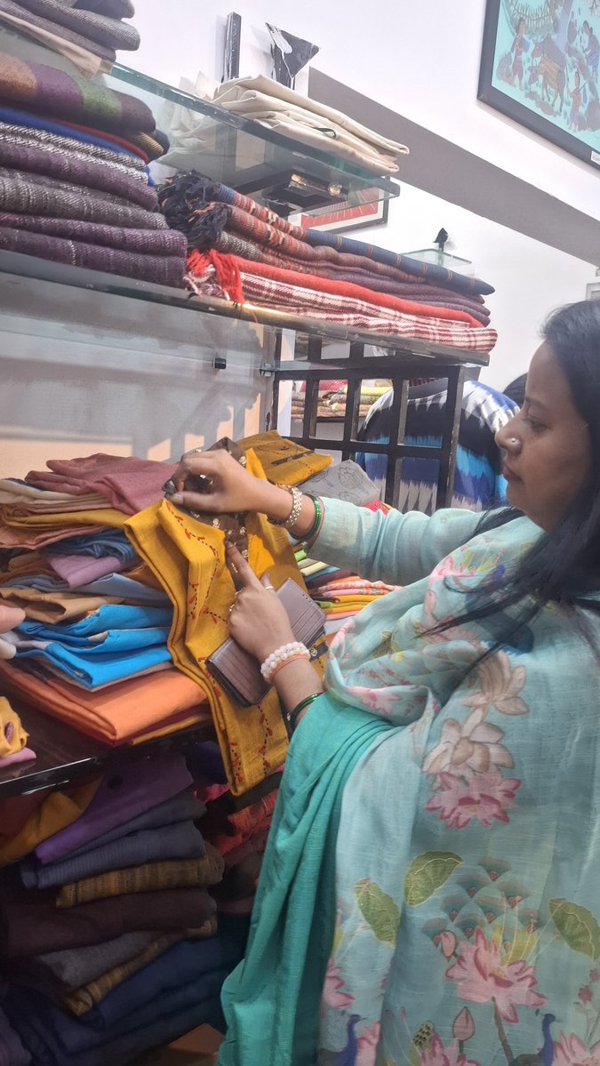 imreena24's tweet photo. 🧵 राष्ट्रीय हथकरघा दिवस 🧵
हाथों के हुनर और हमारी समृद्ध संस्कृति का प्रतीक—हथकरघा (Handloom)।
आइए, हमारे पारंपरिक बुनकरों की मेहनत का सम्मान करें और Vocal for Local अपनाते हुए गर्व से हथकरघा उत्पाद पहनें। 🇮
#NationalHandloomDay #VocalForLocal #IndianHandloom #SupportWeavers https://t.co/hypPfomHdI