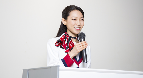 toyotamura_'s tweet photo. トヨタには「トヨタプリティ」という仕事がある。

これ、初めて知った人も多いのでは。
トヨタエンタプライズの
アテンダントサービスの原点は、
トヨタ自動車専属アテンダント
「トヨタプリティ」。

なんと40年以上にわたり、
アテンダントの育成ノウハウを積み重ねている。
現在はそのノウハウを活かして、
ショールームやミュージアムなどで
施設の「顔」となる人材を育成。

単なる受付ではなく、
立ち居振る舞い
言葉遣い
接遇
施設や商品の理解
まで含めて「トヨタの顔」をつくる仕事。

トヨタ村って、
クルマをつくる人だけじゃない。

こういう人たちまで含めて
「トヨタ品質」なんだと思う。