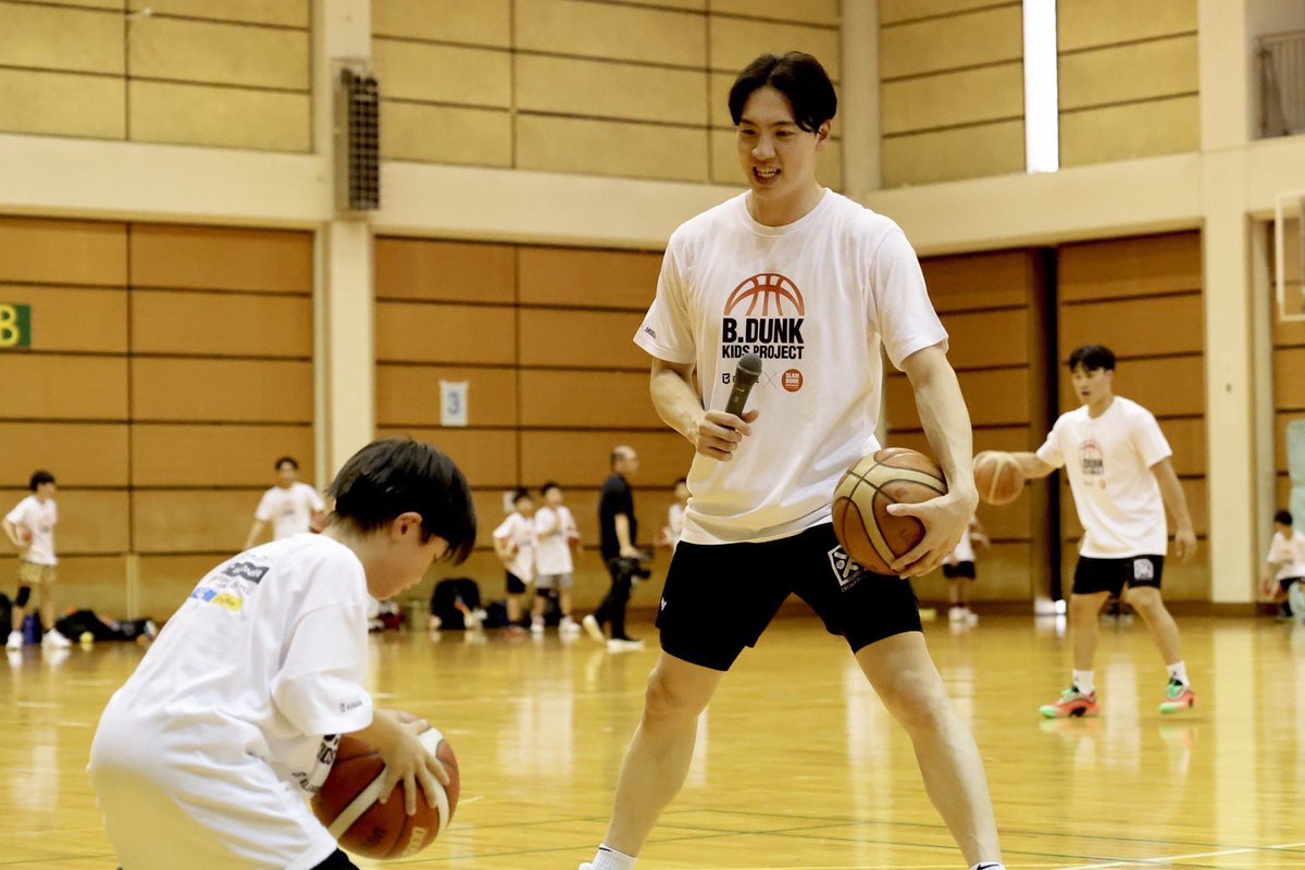 HIROSHIMADFLIES's tweet photo. 本日、B.LEAGUEと集英社 #スラムダンク奨学金 の共催イベントである「B.DUNK KIDS PROJECT 2026」を #広島ドラゴンフライズ 運営のもと開催いたしました🏀

#山崎稜 選手、#佐藤涼成 選手、そして広島イーグレッツの #上長美菜 選手が参加しました🔥 
選手からの直接指導や選手とのゲームやシュート対決を行い、バスケを楽しむ子どもたちの姿を見ることができました✨  ご参加いただきました皆さま、ありがとうございました！  #BDANK #BDUNKKIDSPROJECT #Bリーグ #スラムダンク奨学金 #ドラゴンフライズ
