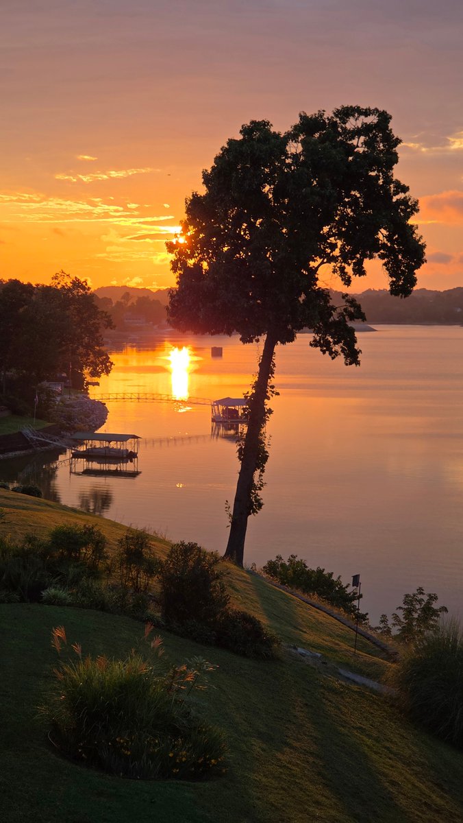 RandyPless's tweet photo. Saturday morning sunrise over #DouglasLake #DandridgeTN @WBIRWeather https://t.co/8WOZUpu84H