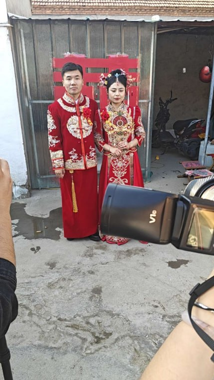 fenbaorf's tweet photo. 这是夫妻结婚还是兄妹结婚，我好像有点脸盲..... https://t.co/HmM5pcdpja