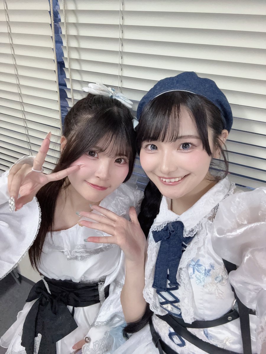 wte_kanzaki's tweet photo. 写真大放出💨

もも感情線さんは初めてお会いした時の事も覚えてて🥺
この人たちもっと歌上手くなるんだろうな、ももも頑張らないとだ！って思ってて！

今日久々にライブ見させてもらったらもんのすごく成長してて震えました、、
ももらももーーっとがんばる！そしてもっと仲良くなりたい、‼️‼️ https://t.co/3P4unYF0Hv