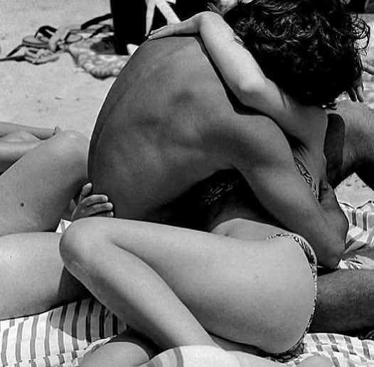 Dreaming_81's tweet photo. "Voglio proporle un abbraccio, uno forte, duraturo, fino a che tutto ci faccia male. Alla fine sarà meglio che mi dolga il corpo per volerla, e non che mi faccia male l’anima per la sua mancanza."

Julio Cortázar

[📷 Lucien Hervé] https://t.co/SImWUQjiqd