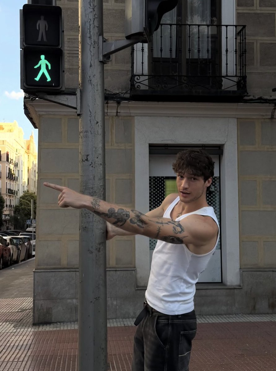 imperializei's tweet photo. ⠀ ⠀ ⠀ caradoc dearborn ⭑ @bailamluas 

ιdαde: 22 anos.
pronomes: ele/dele.
sexuαꙆιdαde: não se rotula.
stαtus: guarda-costas. https://t.co/VkW5kP4HWc