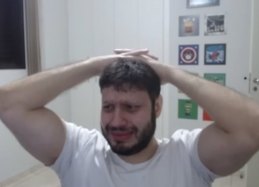 airdropmuhendis's tweet photo. 🚨 “Lütfen paramı geri verin, bu hayatım boyunca biriktirdiğim para.”

Brezilyalı YouTuber Ivan Bianco canlı yayın yaparken yanlışlıkla bir klasörü açtı ve kripto cüzdanının anahtar  kelimelerini ekrana getirdi.

Birkaç saniye içinde hayatı boyunca biriktirdiği yaklaşık 60.000 doları çalındı. 

Gözyaşları içinde hacker’a parasını geri vermesi için yalvardı. Hatta elektrik faturasını bile ödeyecek parası olmadığını söyledi.

Parayı çalan kişi daha sonra kendisiyle özelden iletişime geçip paranın neredeyse tamamını geri verdi. Vicdanı rahat etmedi.
