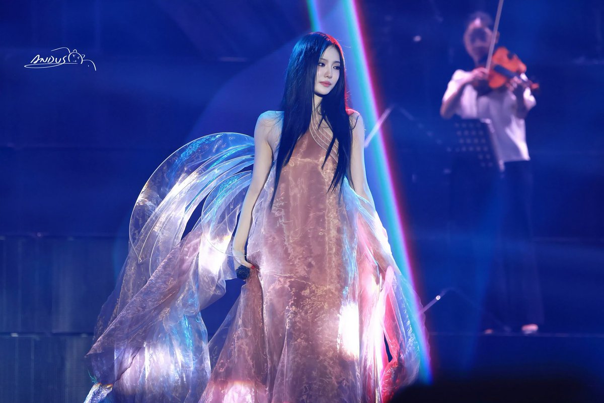 NingNing_Bar's tweet photo. Ningning absolutely owned that solo stage. She was born to shine.

NINGNING GRAND SOLO
#ILoveYouButIGottaLetYouGo #NINGNING https://t.co/gsEpLdHCKf