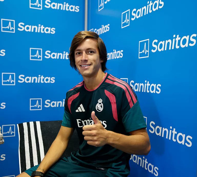 AdriRM33's tweet photo. 🚨 Álvaro Carreras está aprovechando la pretemporada para intentar convencer a Mourinho de que no se conformará sólo con ser suplente.

Álvaro Carreras llegó a la pretemporada el primer día y, desde entonces, no ha parado.

Va a LUCHAR por un puesto en el once.

{ @diarioas } https://t.co/6s5QoDTfC8