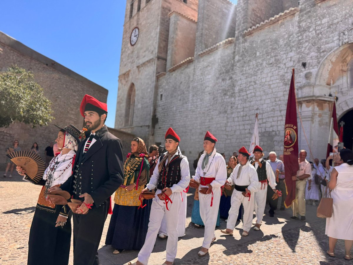 Carmen__Ferrer's tweet photo. Sant Ciriac és una data que ens recorda que compartim història, arrels i un sentiment de pertinença a l’illa. Celebram una tradició que forma part de la memòria d’Eivissa des de fa segles i que ens reuneix al voltant de la cultura i de tot allò que ens identifica com a poble https://t.co/ak3TZxwRzG