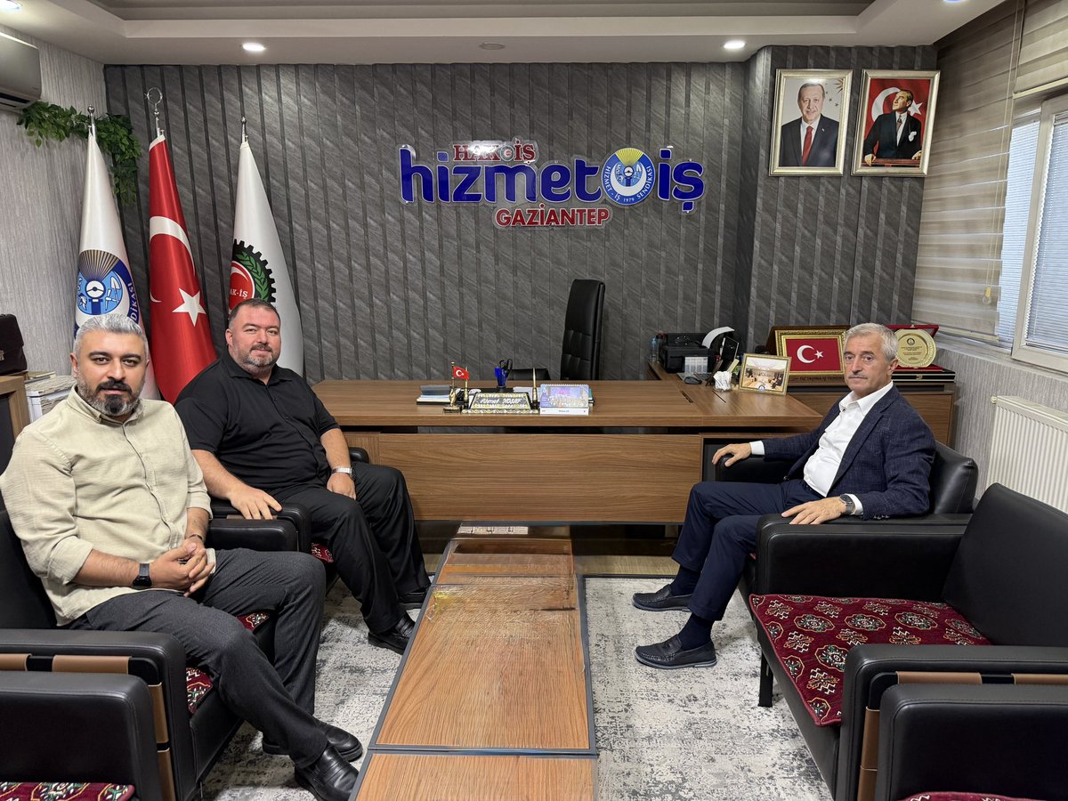 ahmethosaf27's tweet photo. Büyük bir onur… Büyük bir gurur… Büyük bir şeref…

Bugün şubemizde, 
Şahinbey Belediye Başkanımız Sayın Mehmet TAHMAZOĞLU başkanımızı ağırlamanın mutluluğunu yaşadık.

Şahinbey’e kazandırdığı eserler kadar, emekçiye verdiği değerle de gönüllerde yer edinen Sayın Başkanımızın nazik ziyaretleri bizler için son derece kıymetlidir.

Emeğin kıymetini bilen, alın terine saygıyı ilke edinen, vefayı sözde değil özde yaşatan Sayın Mehmet TAHMAZOĞLU Başkanımıza gönülden teşekkür ediyor; Rabbimden sağlık, huzur ve hizmet yolunda daim muvaffakiyetler diliyorum.

Çünkü biliyoruz ki; emeğe değer verilen yerde bereket, vefanın olduğu yerde ise birlik ve kardeşlik vardır.