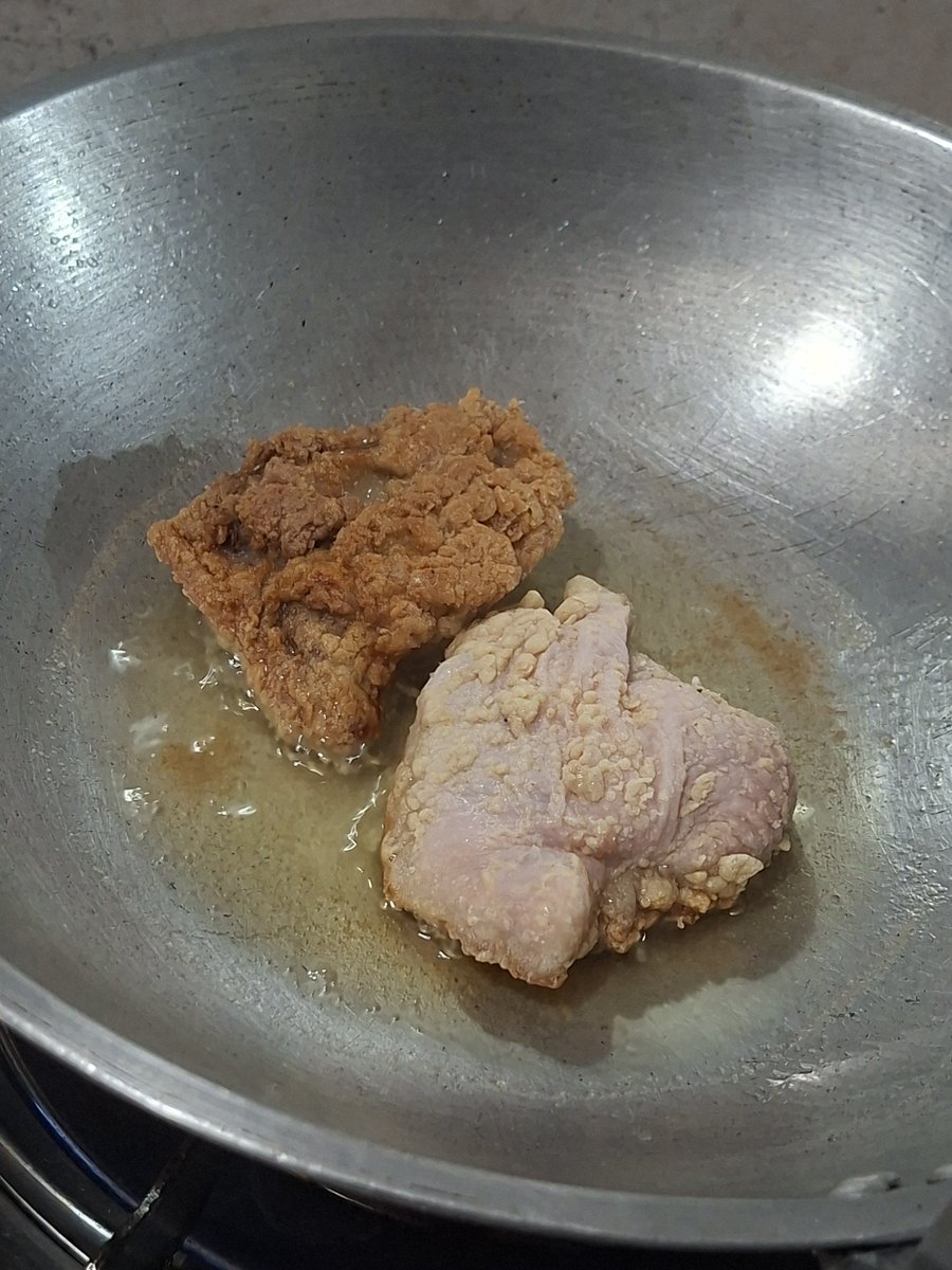 ziebyte's tweet photo. bakit ang galing kong mag prito ng manok??!?! like ano bang meron sakin na wala sainyo https://t.co/tefWcOis5A