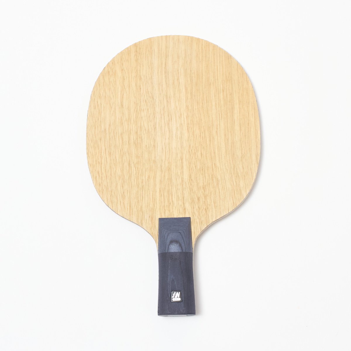 Rallys_pingpong's tweet photo. 🏓情報解禁🏓

ペンならではの“嫌らしさ”と、打ち抜く“威力”の両立。
迷いを晴らし、静けさを纏う『Rallys Nagi QXC』登場。

​インハイランク入りを果たした“ペンドラの星”長尾咲陽人選手（沼田高）の、苦悩と復調のストーリーから生まれた選手モデルラケット🏓

​ラリーエースの木材特殊接着技術 × 新素材「クワイエスカーボン（QXC）」をアウターに配置👀

​漆黒のグリップに「球持ち」と「威力」を高次元で融合したラケットです。

見事長尾選手がインハイ予選シングルス優勝を飾った復調の1本が、ついに近日登場します。