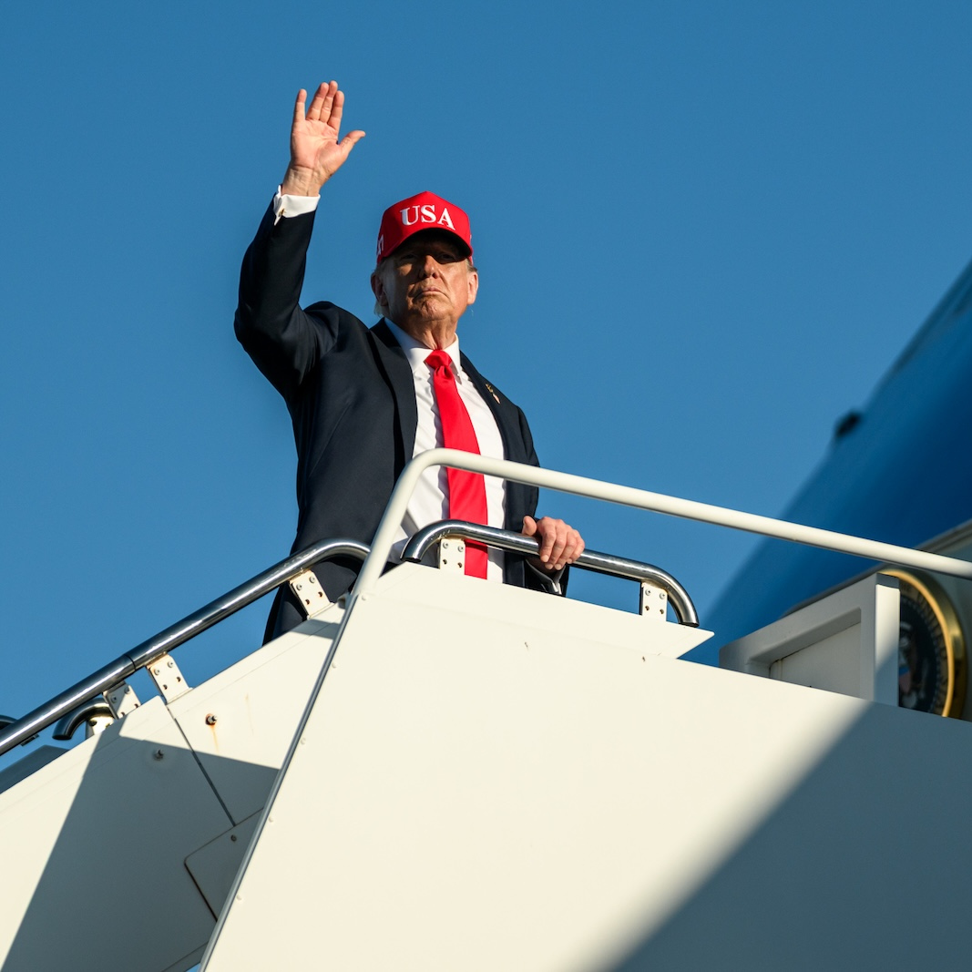 CoinMarketCap's tweet photo. LATEST: 🇺🇸 President Trump says growing Bitcoin adoption "takes a lot of pressure off our dollar" and is "a good thing for our country." https://t.co/9B13iy2u9K