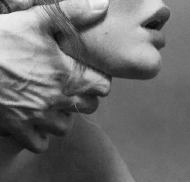 ModernEliteMen's tweet photo. 8 Touching HACKS That Make Her MELT:

(irresistible tension building is usually in the details)

1. The finger method https://t.co/5jvugslmbX