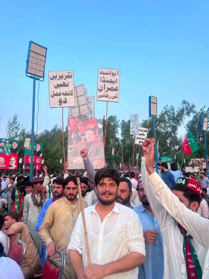 Haidersaeedpti1's tweet photo. یہ بات بالکل درست ہے کہ سہیل افریدی کے چمچے جلسے گاہ میں موجود تھے اور ایسے پوسٹرز کو پھاڑ رہے تھے جن میں لائحہ عمل عمل کا ذکر تھا
سہیل افریدی کے چمچوں نے کافی لوگوں سے بدتمیزی بھی کی تھی
26 ستمبر کی تاریخ ملنے پر لوگ خوش نہیں تھے لیکن سہیل افریدی کے چمچے جشن منا رہے تھے https://t.co/tFINyawqgC