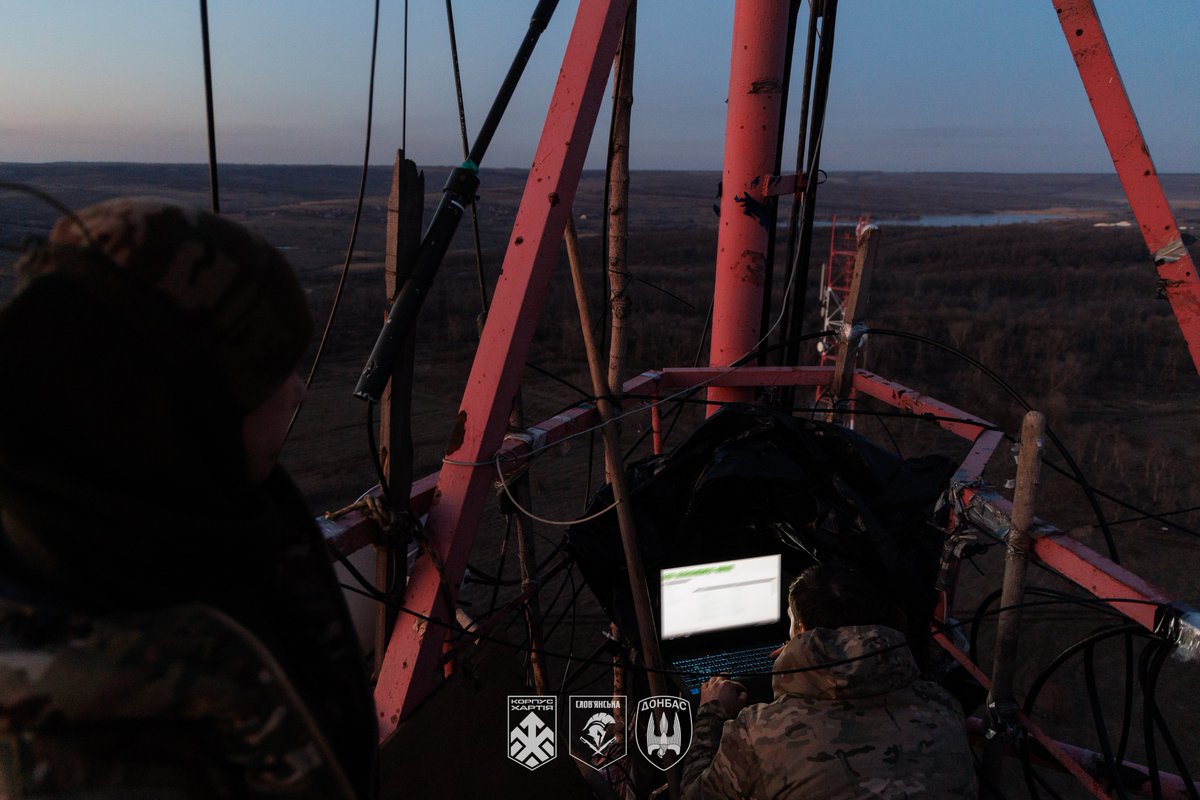 bsp_donbas's tweet photo. Без зв'язку немає управління боєм. Зв'язківці йдуть першими, під обстрілами лагодять мережі та забезпечують координацію піхоти і БпЛА попри будь-яке глушіння.

Дякуємо за стійкість! З Днем військ зв'язку та кібербезпеки! 🇺🇦 https://t.co/MR8hadcbuV