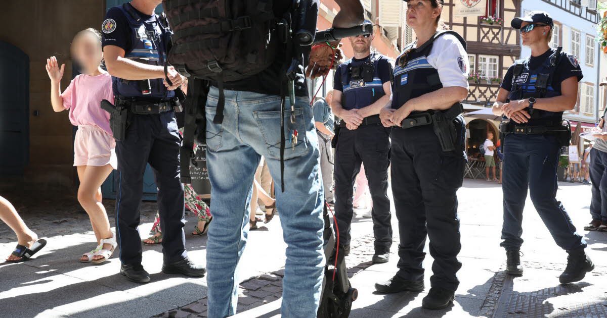 FocusMedia_Fr's tweet photo. 🔴 ALERTE INFO | BOLLÈNE : UN ANCIEN CANDIDAT RN EN GARDE À VUE APRÈS LA MORT VIOLENTE DE SA COMPAGNE

Une femme de 35 ans, mère de deux enfants, a été retrouvée morte jeudi 6 août au soir à son domicile, rue Saint-Anne, à Bollène (Vaucluse).

Selon Le Dauphiné Libéré, elle portait de nombreuses traces de coups et aurait déjà déposé plainte contre son compagnon en juin. Les faits auraient été d’une violence rare.

L’homme, âgé de 54 ans, avec lequel la victime était en cours de séparation, a été interpellé après s’être retranché à son domicile avec ses enfants. 

Il a été placé en garde à vue.

Selon le quotidien, le suspect est un ancien candidat sur la liste du Rassemblement national (RN) aux dernières élections municipales.

L’enquête est menée par la brigade de recherches d’Orange. 

Le parquet de Carpentras doit décider des suites judiciaires. Le suspect reste présumé innocent.