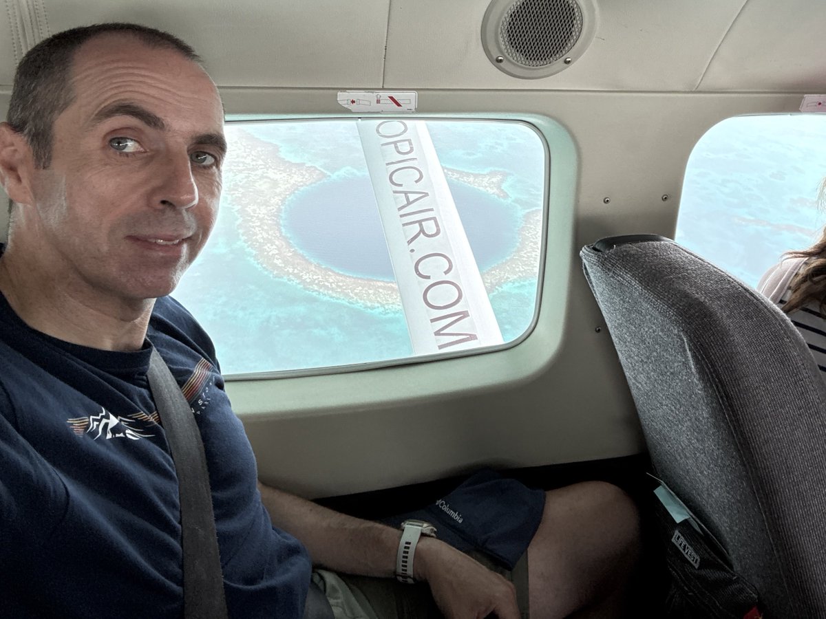 dasensio99's tweet photo. El Blue Hole desde la avioneta. Tiene unos 300 m de diámetro y profundidad de 125 m. Es una antigua cueva que colapsó cuando aumentó el nivel del mar hace unos 12000 años. Es patrimonio de la humanidad 🇧🇿 https://t.co/rPEI7FV69v