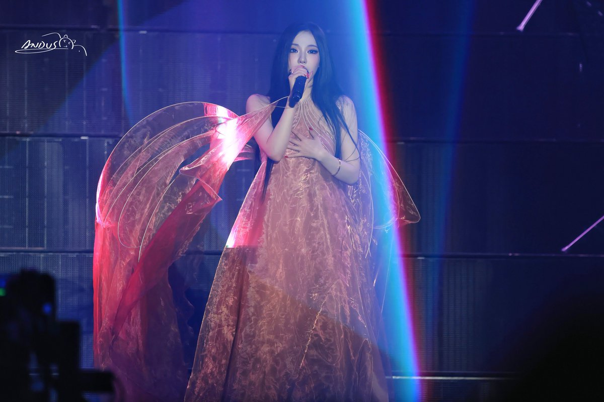 yizhuodaily's tweet photo. she looks like a siren

NINGNING GRAND SOLO
#ILoveYouButIGottaLetYouGo 
#NINGNING https://t.co/oO1p9hBDUm