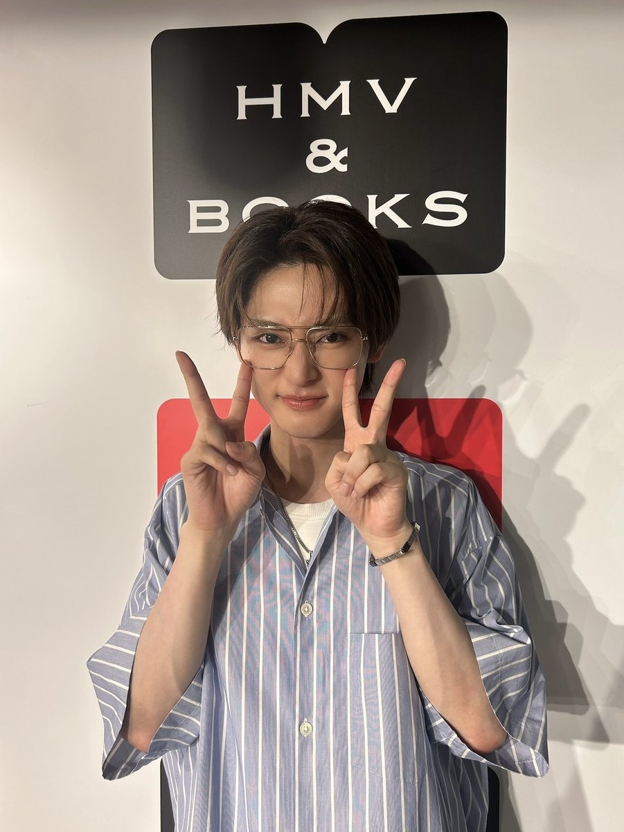 genic_staff's tweet photo. ／
『 #雨宮翔 1st写真集 翔想』
発売記念イベント✨
お渡し会&amp;SPトークショー💙
＼

直接お渡しできる機会をありがとうございました🌈
明日もお待ちしています！

#GENIC @KAKERU_0809 https://t.co/KKGpNdO9eq