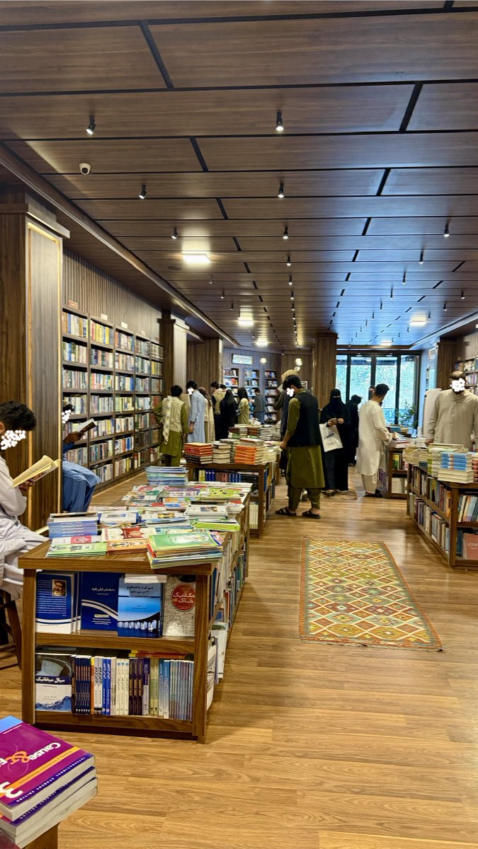 _hashemy_'s tweet photo. @aksosbookstore 📚 https://t.co/6xWFFxH3We