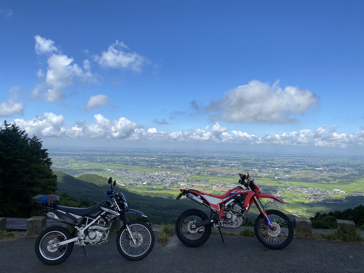 XeRow250Ls's tweet photo. 今日のにこにこオフロード、ちょっと笑っちゃった。
CRF Rally のヒトとレーサーの３人が僕のバイクを指さしながら「あのバイクじゃ上れない無理ムリ」と真剣な顔で断言してるんです。３人のうちの１人は「パンクしたらつまんねぇし空気抜き過ぎないほうがいいっすよ」と暗に帰れみたいなアドバイス。 https://t.co/zB4rt2oVTc