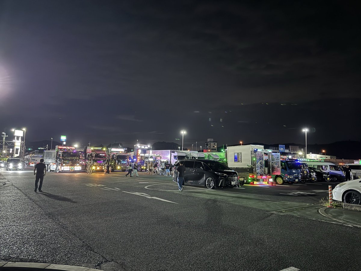 minegon1970's tweet photo. 針で花火上がってたからついでに行ってみたら…

なんじゃコレ⁉️

#針テラス
#デコトラ集会
#トラックステーションで���ゃないんかい！ https://t.co/W2ZN3vNINm