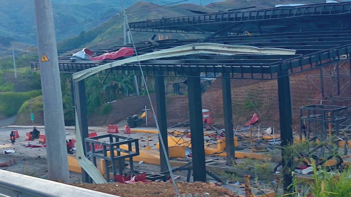 popayan_moderna's tweet photo. 🚨 Detonan b0mba en el nuevo peaje de Mondomo, sobre la doble calzada Popayán - Santander de Quilichao. La explosión, registrada hacia las 2:00 a. m. de este sábado 8 de agosto, causó graves daños. Autoridades verifican los hechos. Se recomienda transitar con precaución. #Cauca https://t.co/vjTMnfhDBH