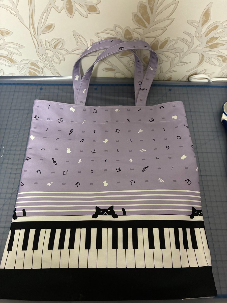 beniyuki21's tweet photo. 無事トートバッグできました
ミシンは1時間電源プラグを抜いて休ませたら動くようになりました
今後ミシンを使う時は適度に休ませます
かわいい生地でトートバッグができて満足
気に入ってくれたらいいな https://t.co/CeNmzRYDcI