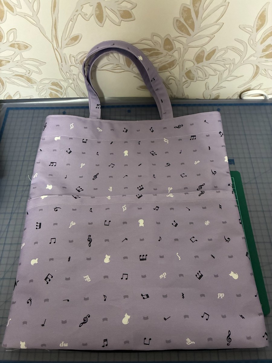 beniyuki21's tweet photo. 無事トートバッグできました
ミシンは1時間電源プラグを抜いて休ませたら動くようになりました
今後ミシンを使う時は適度に休ませます
かわいい生地でトートバッグができて満足
気に入ってくれたらいいな https://t.co/CeNmzRYDcI