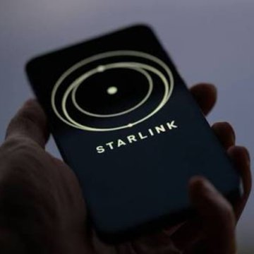 coinbureau's tweet photo. 🚨NEW: Starlink is preparing to challenge T-Mobile, Verizon, & AT&T with a rival cellular service expected by late 2027.

Starlink Mobile plans to cover the entire planet by the end of 2028, including polar regions, with life saving data services arriving by Q3 2027 and voice shortly after. 

The V2 satellites will deliver 5G speeds from space with 100x the data density of today’s generation.