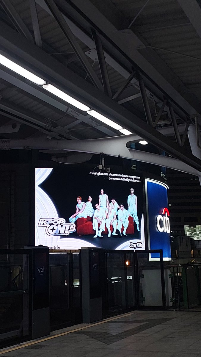cheona___'s tweet photo. เด็กหลง THIS&amp;THAT อินไทยแลนด์🥹🫶🏻💖 
#StrayKids #THIS_AND_THAT https://t.co/fhy503jY7S