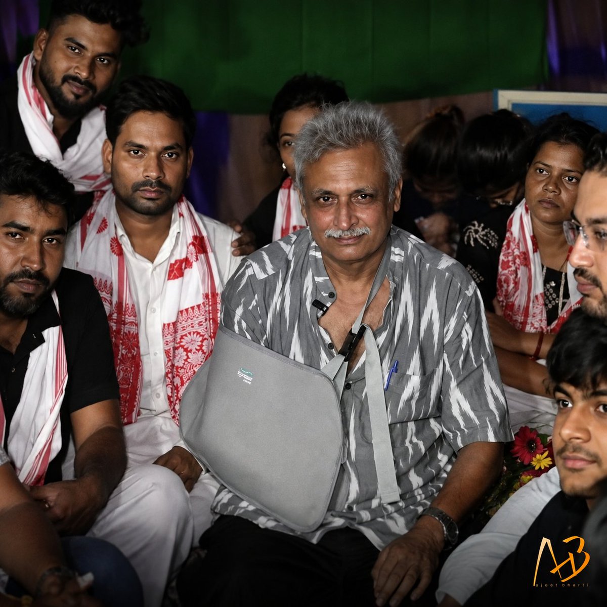 NijiSachiv's tweet photo. रांची छात्र प्रदर्शन में पहुंचे अभिनेता पीयूष मिश्रा, छात्रों से मिले; मंच से गाया ‘आरंभ है प्रचंड’

रांची में चल रहे छात्र आंदोलन के बीच अभिनेता, गीतकार और गायक पीयूष मिश्रा प्रदर्शनकारी छात्रों से मिलने पहुंचे, उनका मनोबल भी बढ़ाया। उन्होंने छात्रों से बातचीत की, उनकी मांगों और आंदोलन से जुड़े मुद्दों को सुना और मंच पर पहुंचकर अपना चर्चित गीत “आरंभ है प्रचंड” भी गाया।

पीयूष मिश्रा की मौजूदगी और मंच से “आरंभ है प्रचंड” की प्रस्तुति ने प्रदर्शन स्थल का माहौल और जोशीला कर दिया। 

पीयूष मिश्रा इससे पहले भी अपने निजी अनुभवों का जिक्र करते हुए कम्युनिस्ट विचारधारा के कुछ पहलुओं की आलोचना कर चुके हैं। उन्होंने एक बातचीत में दावा किया था कि उस दौर में परिवार और माता-पिता जैसी संस्थाओं को लेकर उन्हें बेहद नकारात्मक बातें सुनने को मिली थीं।