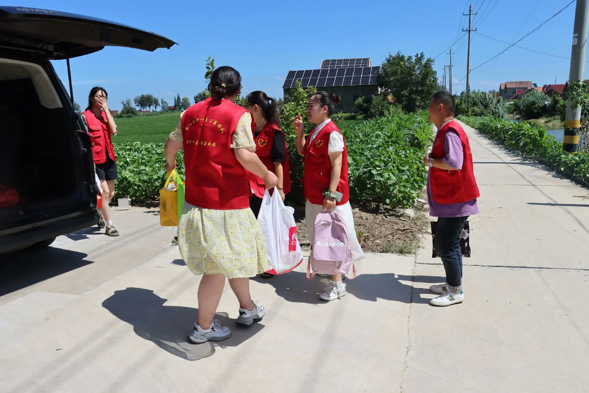BAMBANGSUNARYA7's tweet photo. Join our neighborhood clean-up this Saturday 9AM at Central Park! Gloves u0026 bags provided—bring a friend to make our community brighter!， https://t.co/CCHlvd42wR
