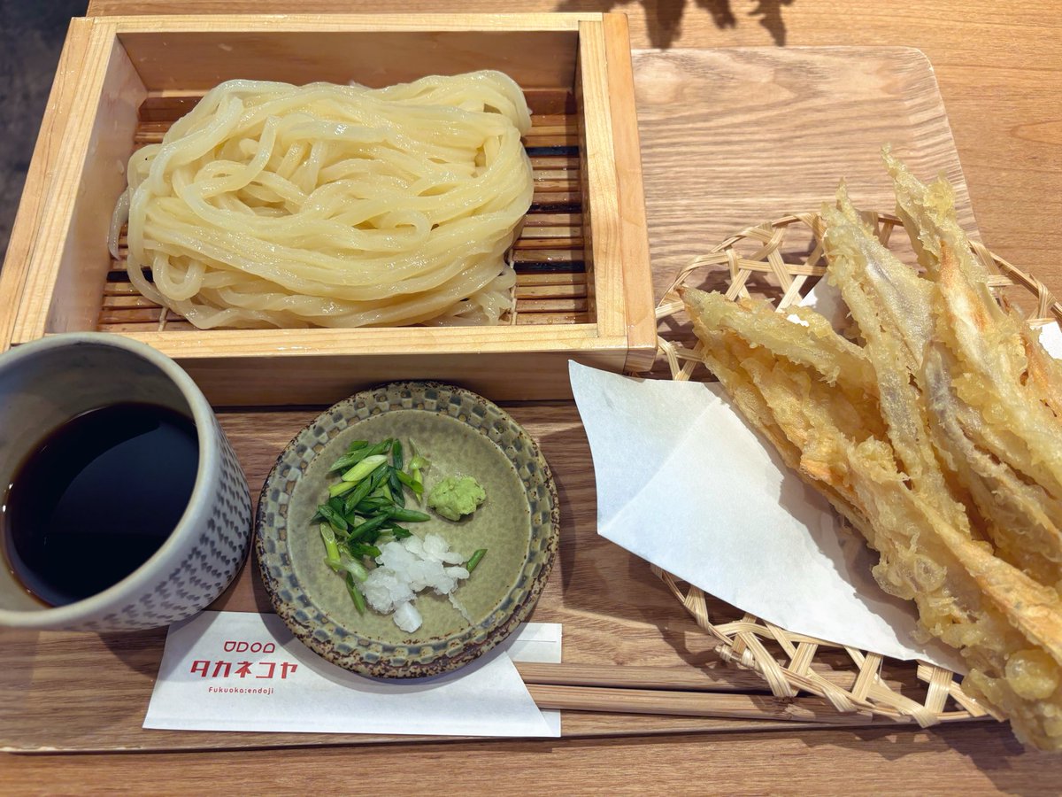 yousei_group's tweet photo. みずみずしく細いのに歯に打ち返してくるコシ。繊細と強さが同居する奇跡のうどん。名物ゴボ天も永遠のサックサク。ぼん的には九州的甘めツユをもっとスッキリさせた方が麺との相性は良い気はする。とはいえこの麺の魅力はすごい。「豊前裏打会」恐るべし。麺目的で行く価値アリ。
西区『タカネコヤ』 https://t.co/SAIwZKAtBP