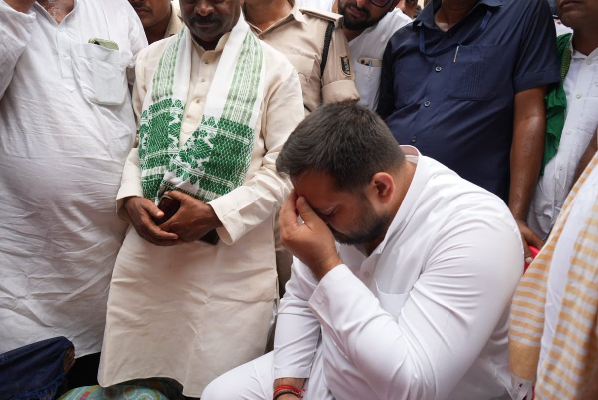 yadavtejashwi's tweet photo. सासाराम के दिनारा थाना क्षेत्र में 3 अगस्त को कानून से निडर आदतन अपराधी अजीत तिवारी ने मजदूरी का पैसा मांगने पर गरीब मजदूर 60 वर्षीय श्री चंदेश्वर चौधरी की गोली मारकर हत्या कर दी।

आज पीड़ित के गांव में उनके शोकाकुल परिजनों से मिलकर संवेदना व्यक्त की तथा गरीब परिवार को आर्थिक सहायता प्रदान की।