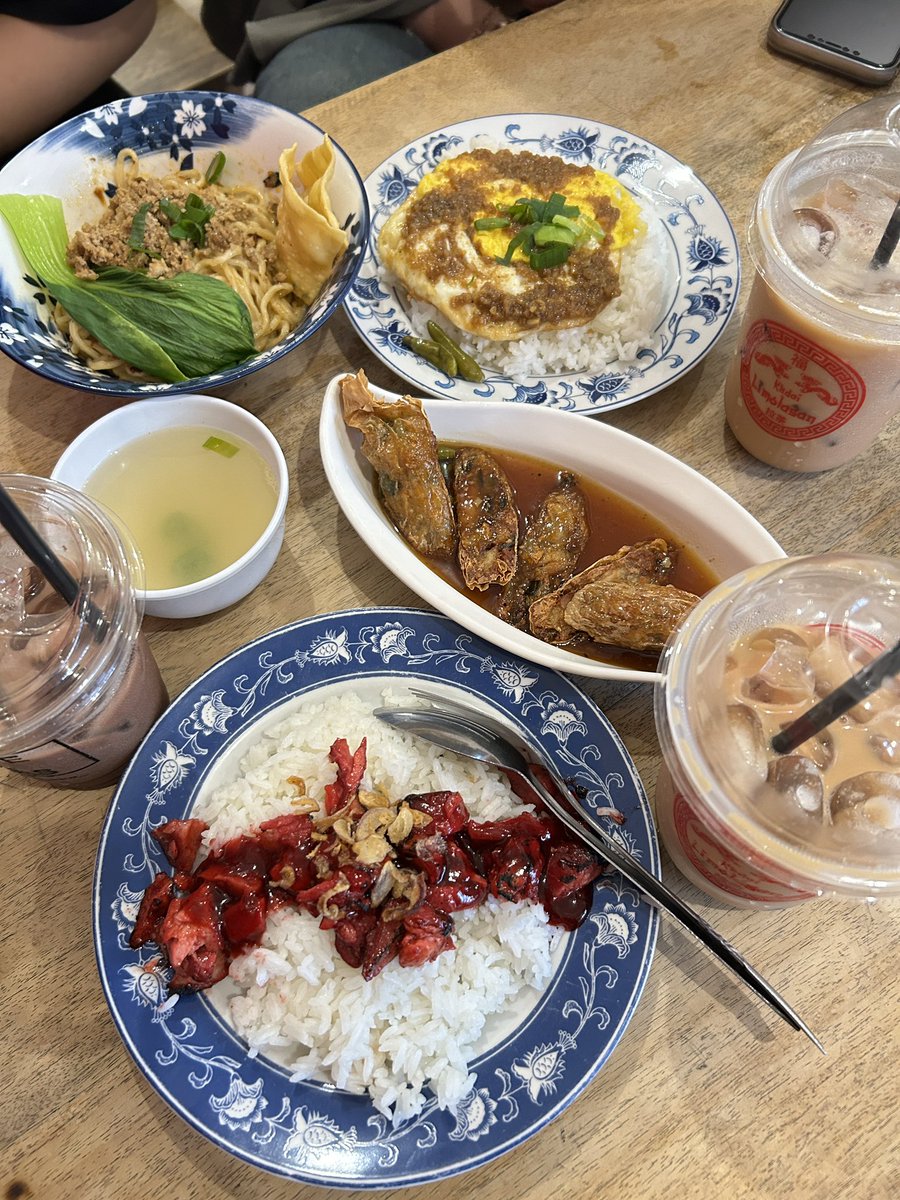 expaiyet's tweet photo. Kalo hari nya berat, butuh makan sama temen cerita https://t.co/OrsUEzIjpR