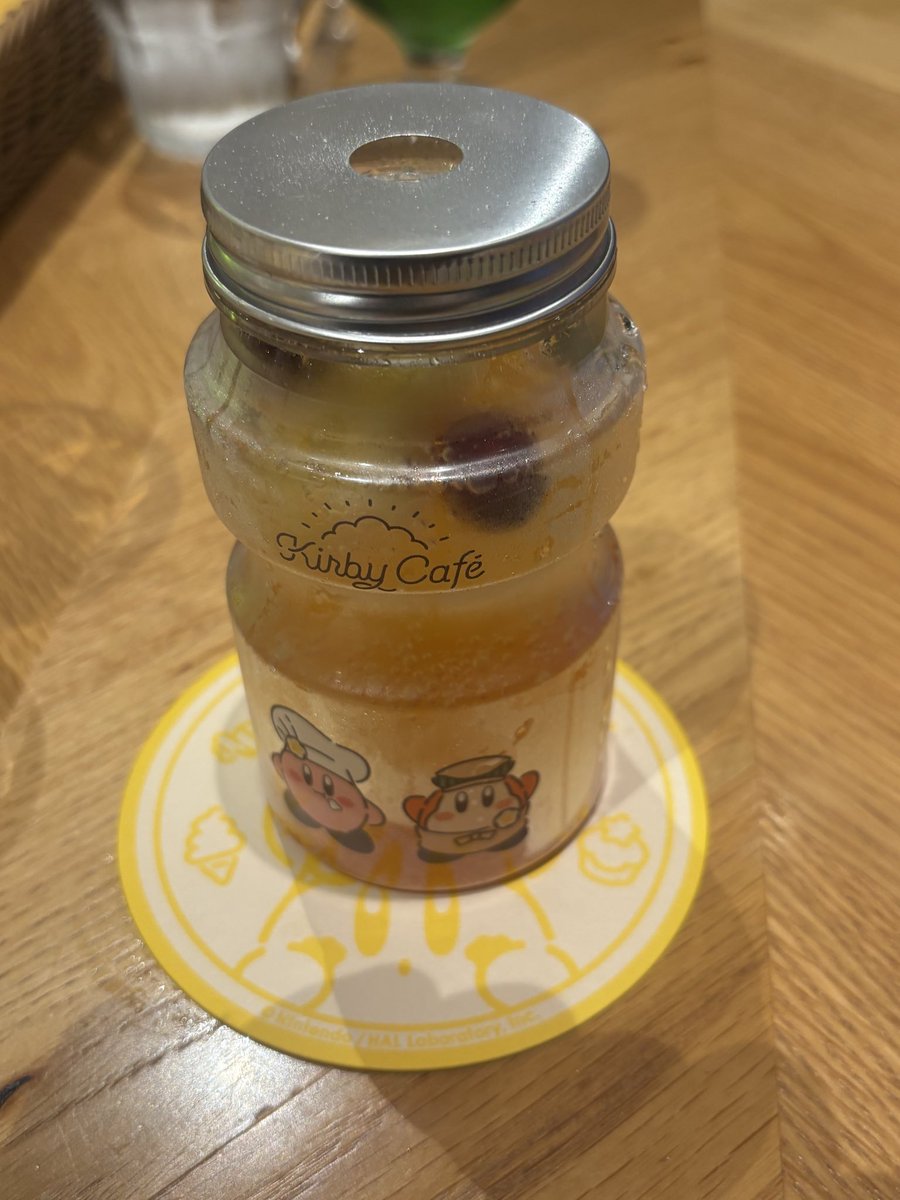 kirbyhal1992's tweet photo. 🍍カービィカフェ サマー2026行ってきました！🌴⭐️

夏限定メニューを食べれるだけ食べてきたので、正直な食レポやるぜ‼️

🍳【コックカワサキのトロピカ～ル・ハンバーグ】
柔らかいハンバーグに、フルーツベースの酸味の効いたソースがたっぷり！
そこに甘いパイナップルと、まろやかな星型目玉焼きが乗っていて、組み合わせによって味が変わるのが楽しい✨
酸味×甘味×卵のまろやかさが絶妙で、めちゃくちゃ美味しかった！

🌮【すいこみ！カービィの元気もりもりタコライス】
これ……美味しくないわけがない！！
カービィの顔をしたライスに、野菜サラダ・タコスミート・濃厚チーズを混ぜて食べる一品。

タコスミートは辛すぎず、ほどよくスパイシー。
野菜とライスとの相性も抜群で、濃厚なチーズがさらに追い打ちをかけてくる……！今回食べた中ではダントツでこれが一番好き。

🍊【スペシャル！元気ドリンク】
ついに「元気ドリンク」が飲み物になった！

エナジードリンク系かと思ったら、まさかのフルーティーなオレンジジュース🍊
炭酸じゃないのは意外だったけど、フレッシュで爽やかなので夏にピッタリ！

中に入っているリンゴ、ベリー、みかん、ナタデココも、それぞれ食感が違って楽しいです✨

🧀【カマンベールチーズフライ＆星のミニトースト】
別に期間限定じゃないのに毎回頼んでしまうやつ。

たっぷり入ったチーズがとにかく濃厚で、一口食べると脳がとろける🤤
派手なメニューではないけど、個人的にはカービィカフェの隠れた名物だと思ってます。

カービィカフェに行ったら、これも絶対食べてほしい！！

⭐️今回の個人的ランキング
🥇タコライス
🥈トロピカ～ル・ハンバーグ
🥉元気ドリンク

夏のカービィカフェ、めちゃくちゃ満喫してきました！🌴🍍⭐️