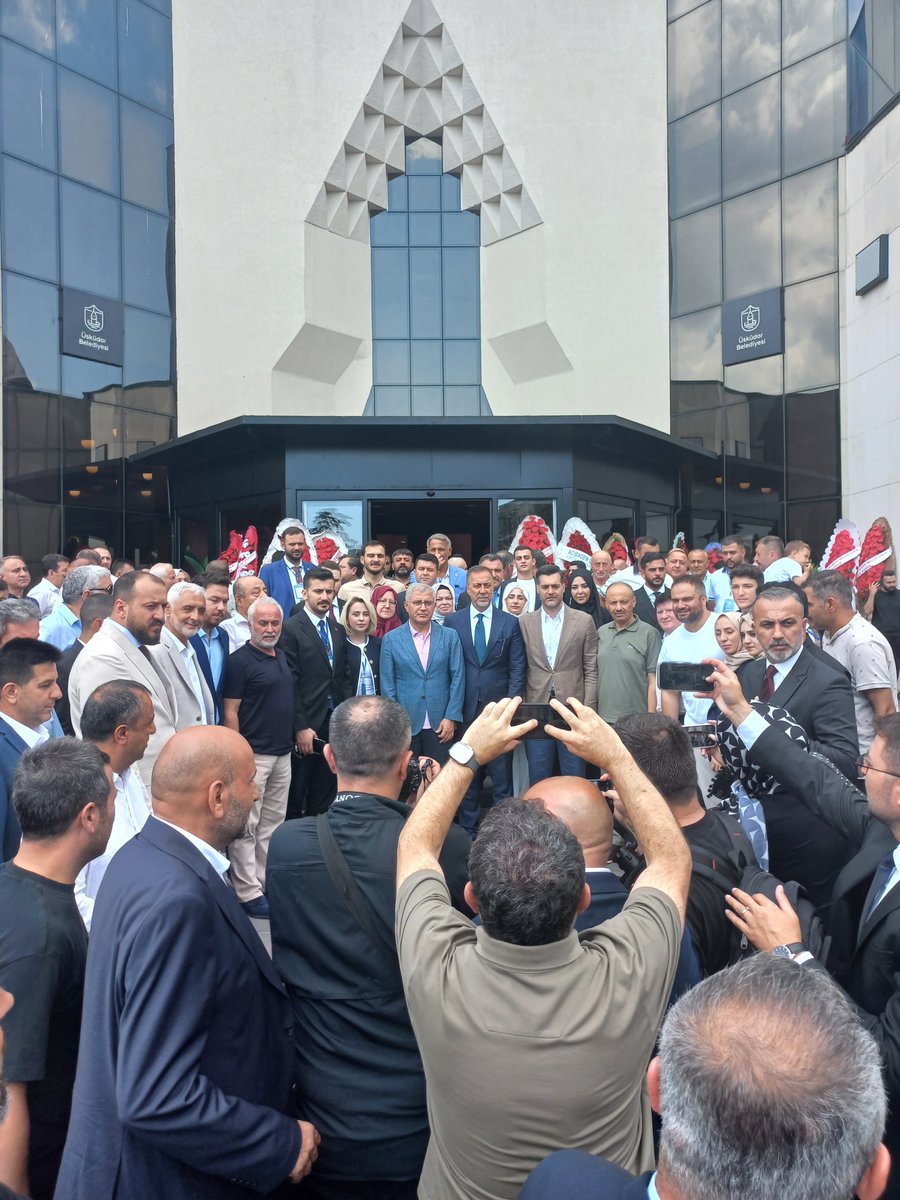 senolsen34's tweet photo. * Üsküdar MHP Kongresi *

Bugün, Mhp Üsküdar ın Kongresi vardı.

İlçe Başkanı Mustafa Gider kardeşimin, hem davetiye gönderip hem de araması üzerine icabet farz oldu.

Mustafa Gider, 4 yıldan fazla bir süre Üsküdar Ülkü Ocakları Başkanlığında rüştünü ispatlamış bir kardeşimizdi.

Ömrümüz, 
Parti
Spor Kulüpleri
Sanayi
Kongrelerinde geçti.

Havayı koklamasını iyi bilirim kısaca.

750 kişilik salon full dolu olup, ayakta ve kuliste de bir o kadar da insan vardı.

Mhp li kadınların çokluğu dikkat çekiciydi.

Mhp İl Başkanı Volkan Yılmaz Bey ilk konuşmacıydı.

İlk defa canlı olarak izleme fırsatı buldum.

Proporsiyon dengeli.
Dinamik.
Donanımlı.
Entelektüel birikim yerinde.
Diksiyon ve Hitabet Güçlü.
Geçmiş Bugün Gelecek  bağlamı  kuvvetli.
Salon hakimiyeti güzel.
Maestro gibi. Salonu istediği zaman coşturabilme yeteneği müthiş.

Mhp denince ilk akla gelen "Disiplin". Salonda net.

Eskiye nazaran hilâl bıyıklı benim gibi modeller numunelik.

Çoğunluk öğretim görevlisi gibi eğitimli genç kardeşlerim.

Ak parti, full kadro ortağının yanındaydı. 

Yalnız dikkatimi bir şey çekti.

Daha birkaç gün önce Belediye Başkan Vekilliği seçimlerinde kendisini destekleyenlerin yanında 
Ak Partili Dündar Ziya Gültekin i göremedim!

Gözlerim özellikle onu aradı.
Çok ayıp etti! Yakışmadı!

Tabii mazeret beyan ettiyse sözüm meclisten dışarı!

Son olarak.
Çengelköy Mhp teşkilâtında ki kardeşlerimle ayak üstü sohbet ederken, telâşlı bir genç 
"kalem var mı?"
Diye aranıyordu.
Divan Heyeti ne kalem lâzım olmuş.

Dolma kalemi mi çıkardım verdim.

Genç, " Değerliyse geri gelmeyebilir abi! "

"Siz den değerli mi?"
Dedim.

Kararlarda ki imzalar benim dolma kalemle alındı yani.😉

Eskiden olsa sloganım hazırdı.

"Mustafa Gider
Alayına gider..."

Ama okumuş düzgün çocuklar.
İnsicamı bozmadım.😀

Mustafa Gider ve yeni yönetimini tebrik eder, başarılar dilerim.
@MHP_Bilgi
@BBvolkanyilmaz
@MustafaaGider 
@mhpuskudar34