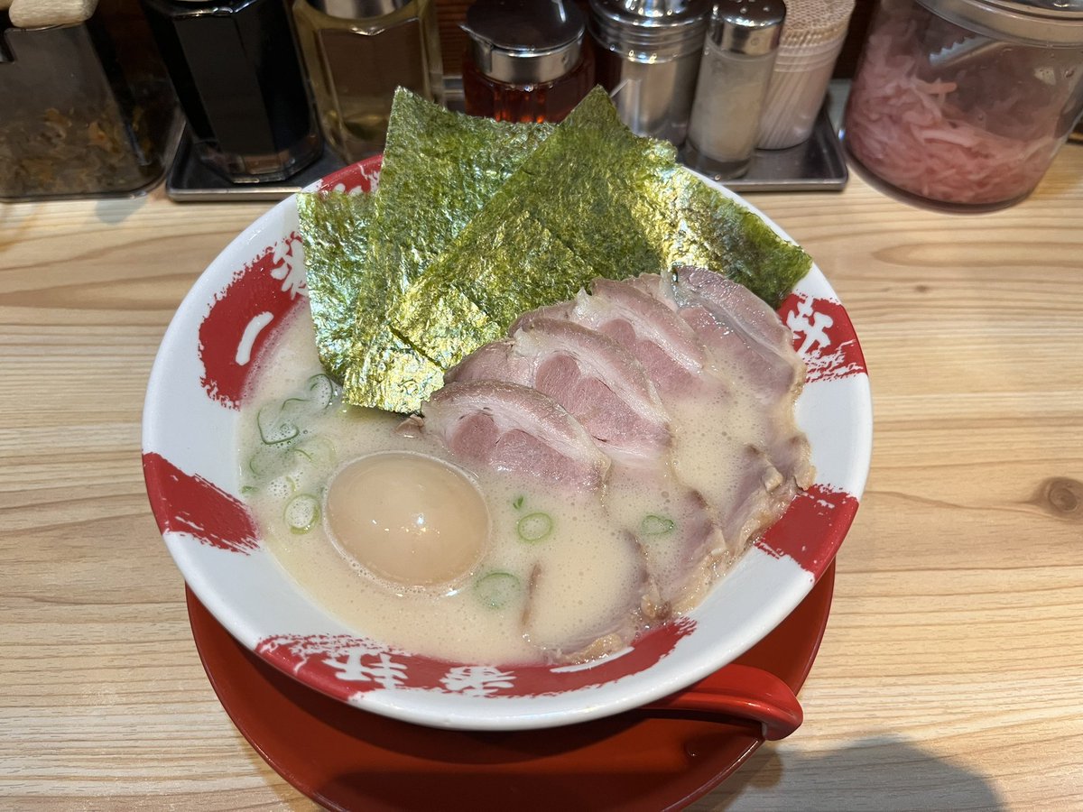 _ixzb's tweet photo. 屋台めっちゃ人いたからラメーンにした https://t.co/rapMLTIOme