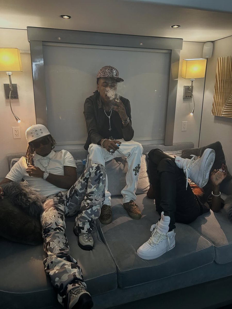 TLOP4_G0ATED's tweet photo. Skool would be so tuff if :
Buses were Traxkhawks🖤
Lone was the Professor🖤
All blaxk Rixk was the uniform🖤
Opium protokol was the subjekt of every klass🖤
Rexess would be sippin lean and fuxkin thots🖤 https://t.co/RboS44pckp