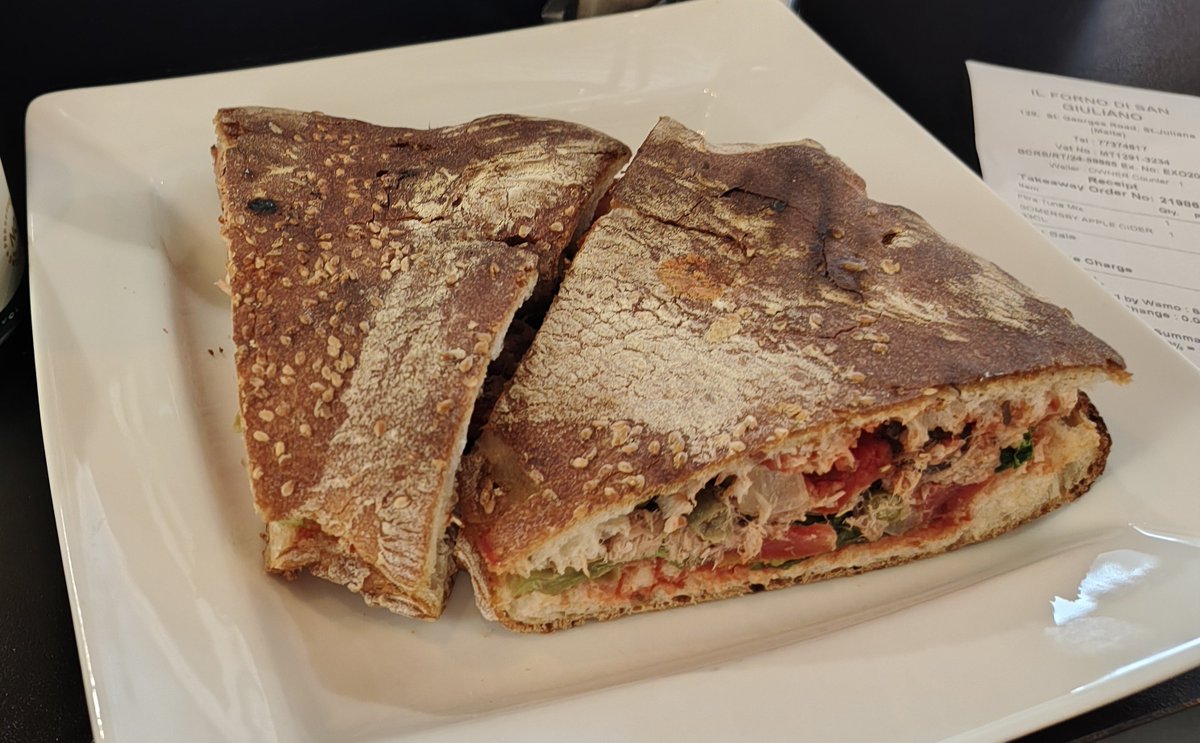 EMaritedek's tweet photo. 🍽️ FTIRA
Típico de la gastronomía maltesa, es unpan ácimo (sin levadura) con forma de anillo que se suele rellenar con ingredientes mediterráneos (sardina, atún, tomate fresco, cebolla, alcaparras, aceitunas).  Parecía mucha corteza pero es crujiente y de miga liviana Riquísimo! https://t.co/iPq8yJ0C5T
