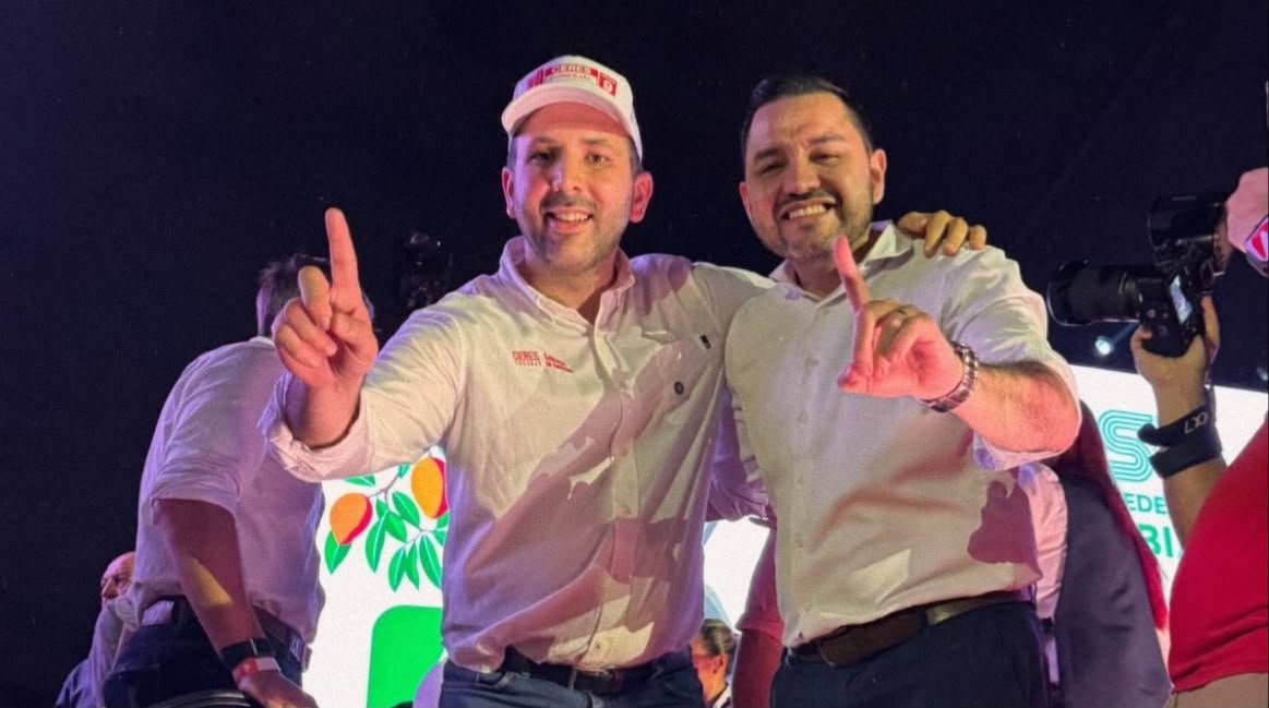 DiVargas00's tweet photo. Concejal Ceres Escobar peleando el rekutu(padrino de los ujieres pillos)y el presi de seccional, ujier de la Encarnación y director de transparencia🤌de DINACOPA, devenido en colaborar de Fiscalia firmes con CAMILo,mientras las victimas de la mafia de los pagarés siguen sufriendo https://t.co/u6z5eZo0gp