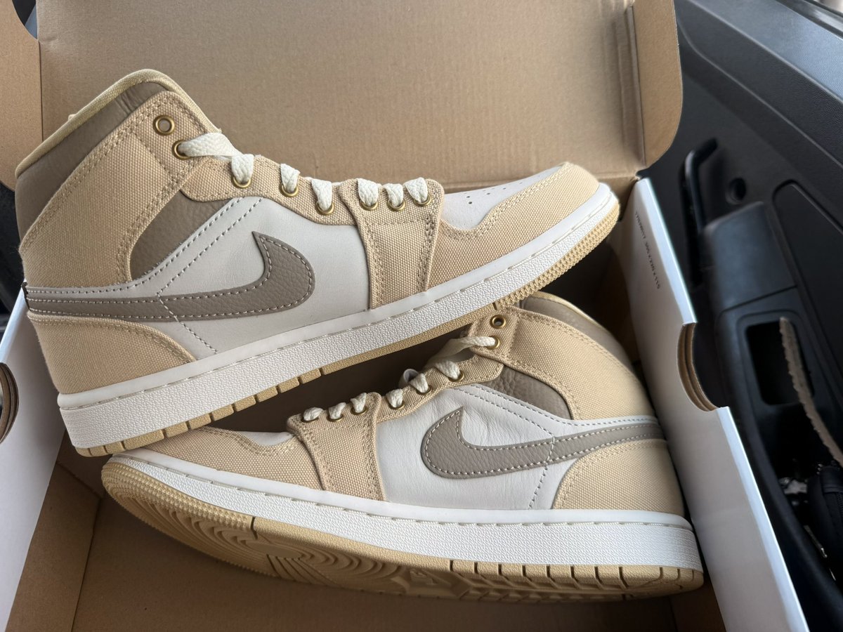 Maletsapa1's tweet photo. When buying Nike sneakers please buy from https://t.co/Z3LcSQkYe9  Netherlands and thank me me later
Thank you @Nike ❤️ I love them https://t.co/id9aLkVnjx
